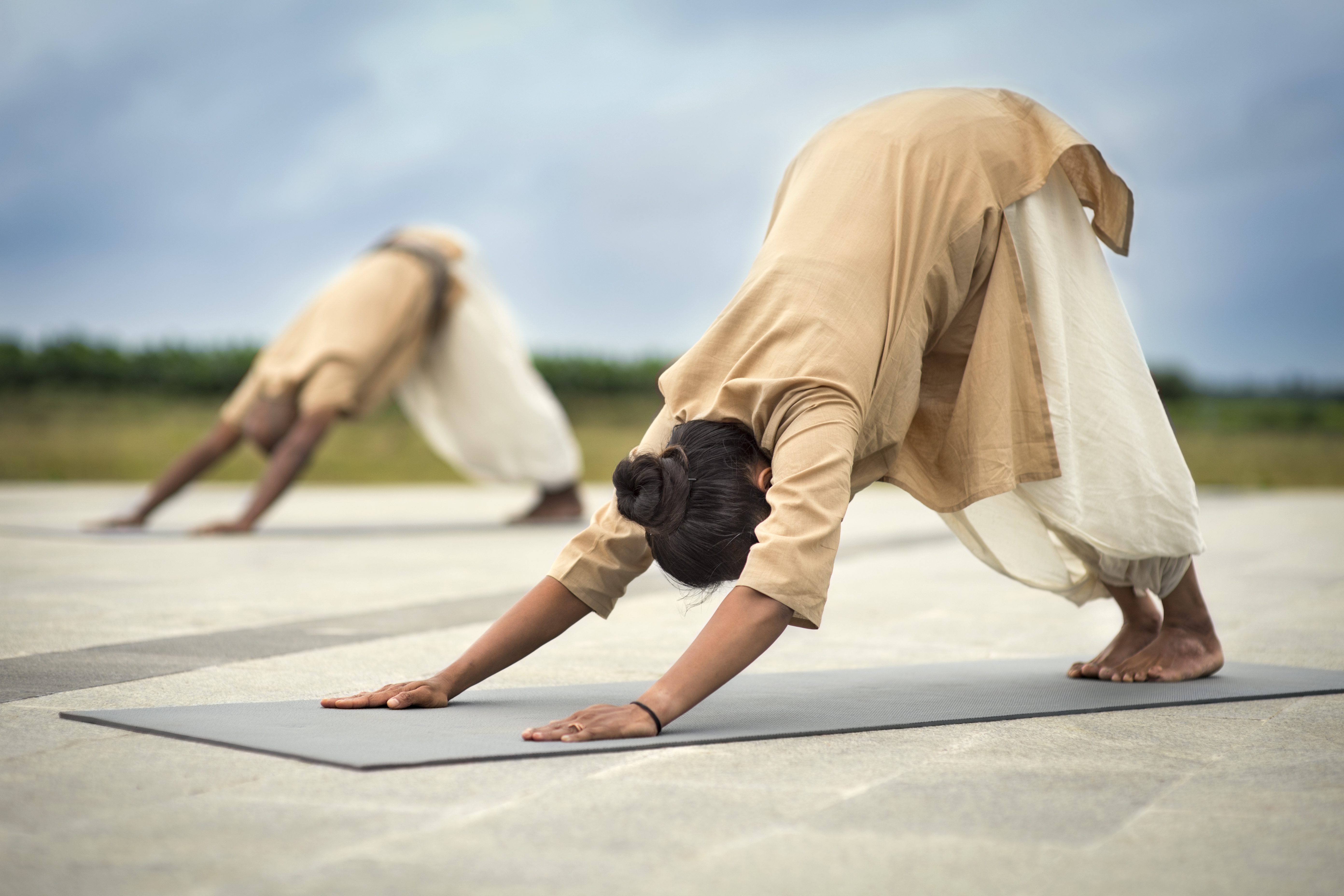 Practicantes haciendo una practica de Hatha Yoga Clásico Sadhguru Barcelona (Surya Shakti)