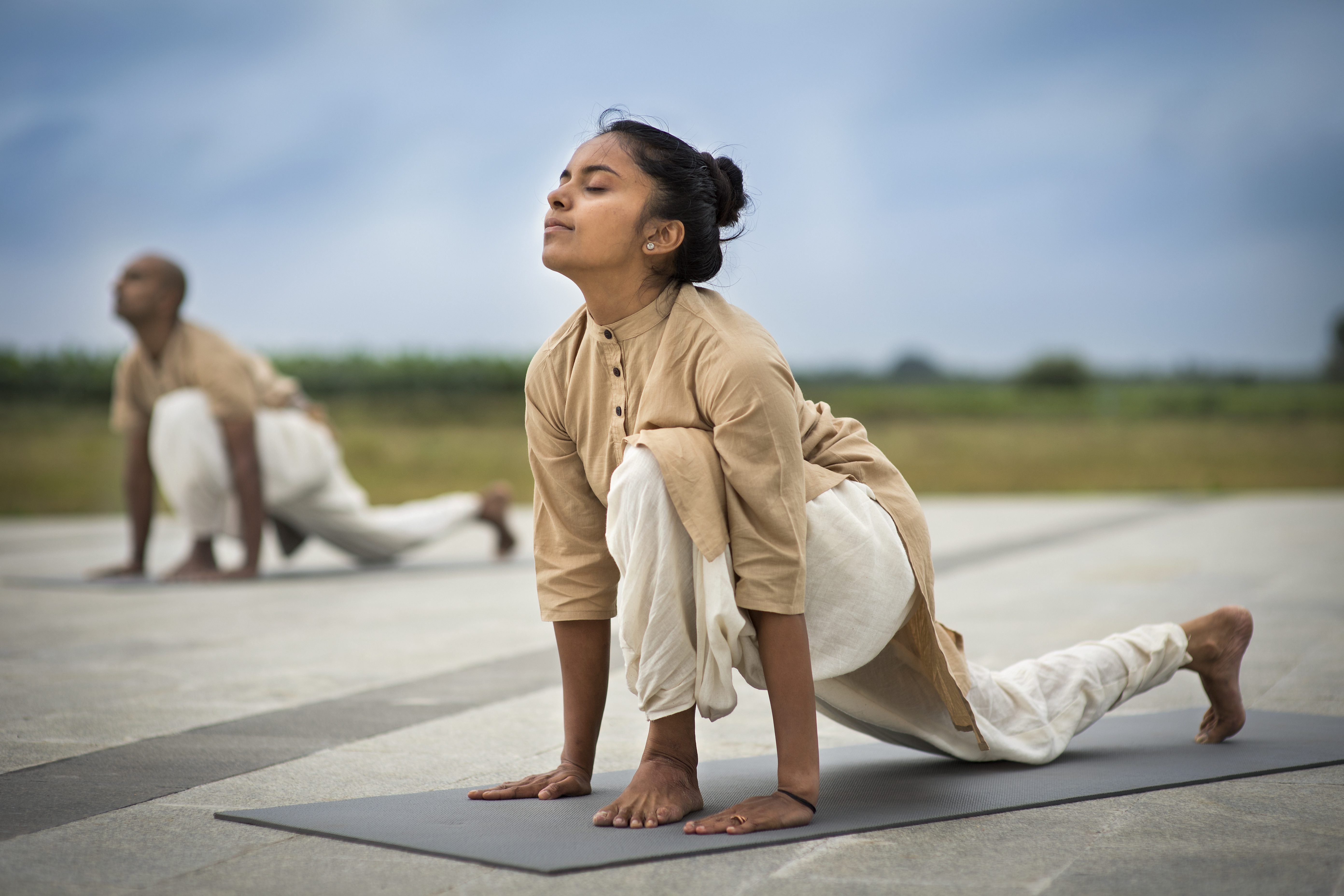 Practicantes haciendo una practica de Hatha Yoga Clásico (Surya Kriya)