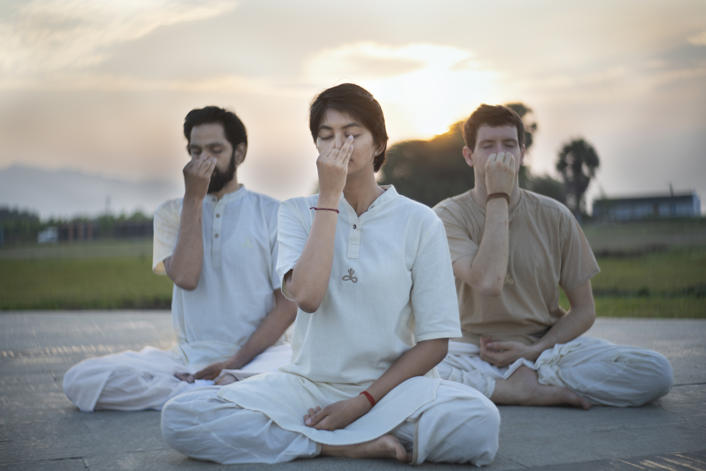 Practicantes haciendo una practica de Hatha Yoga Clásico Sadhguru Barcelona (Upa-Yoga)